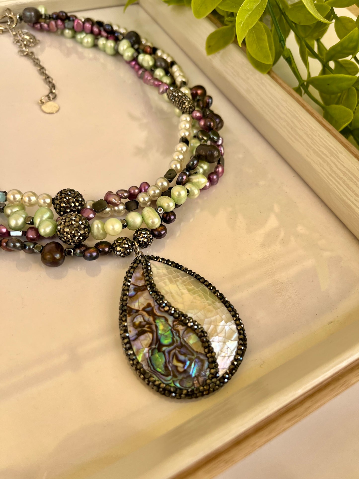 Petal pearl necklace