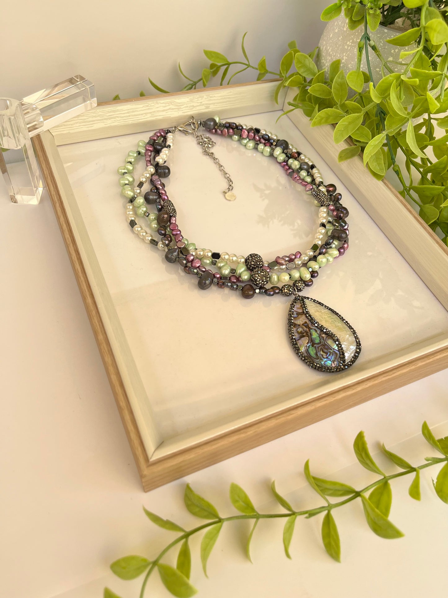 Petal pearl necklace