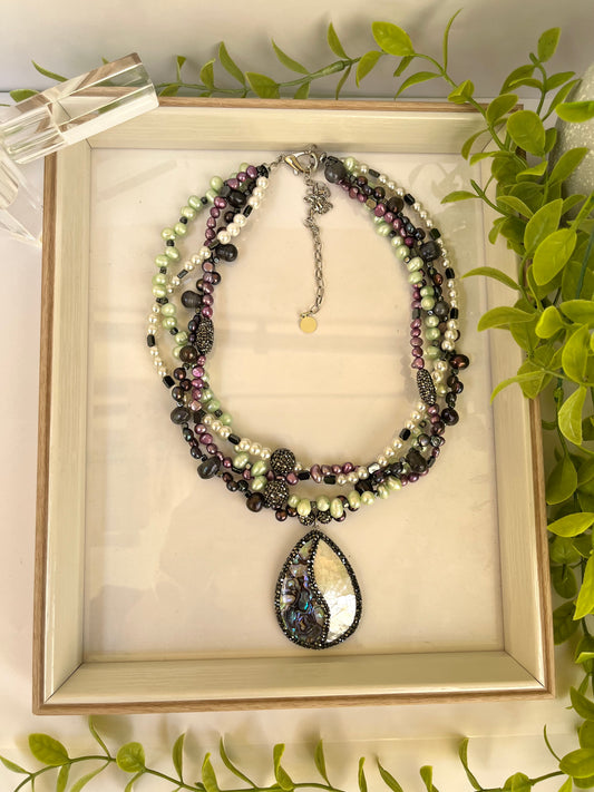 Petal pearl necklace