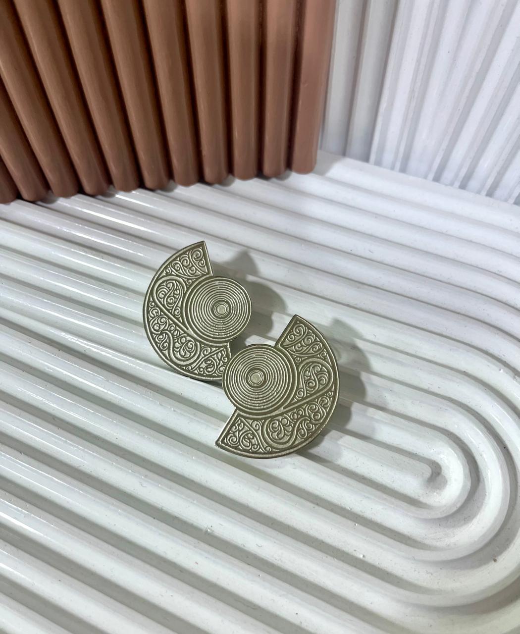 Labyrinth Geometric Studs.