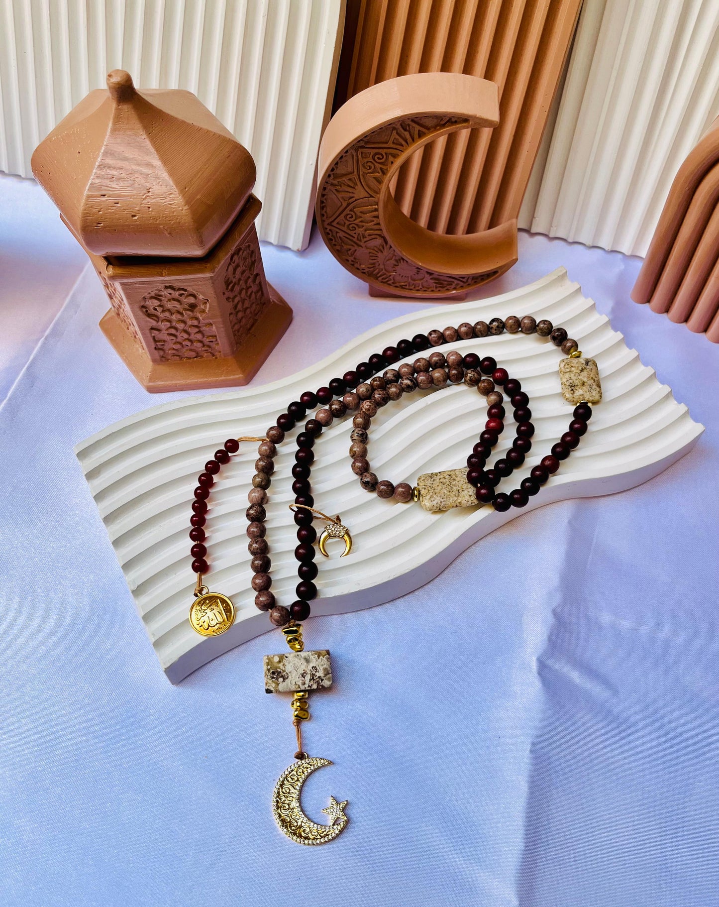 Moonlight Threads (خيوط ضوء القمر)