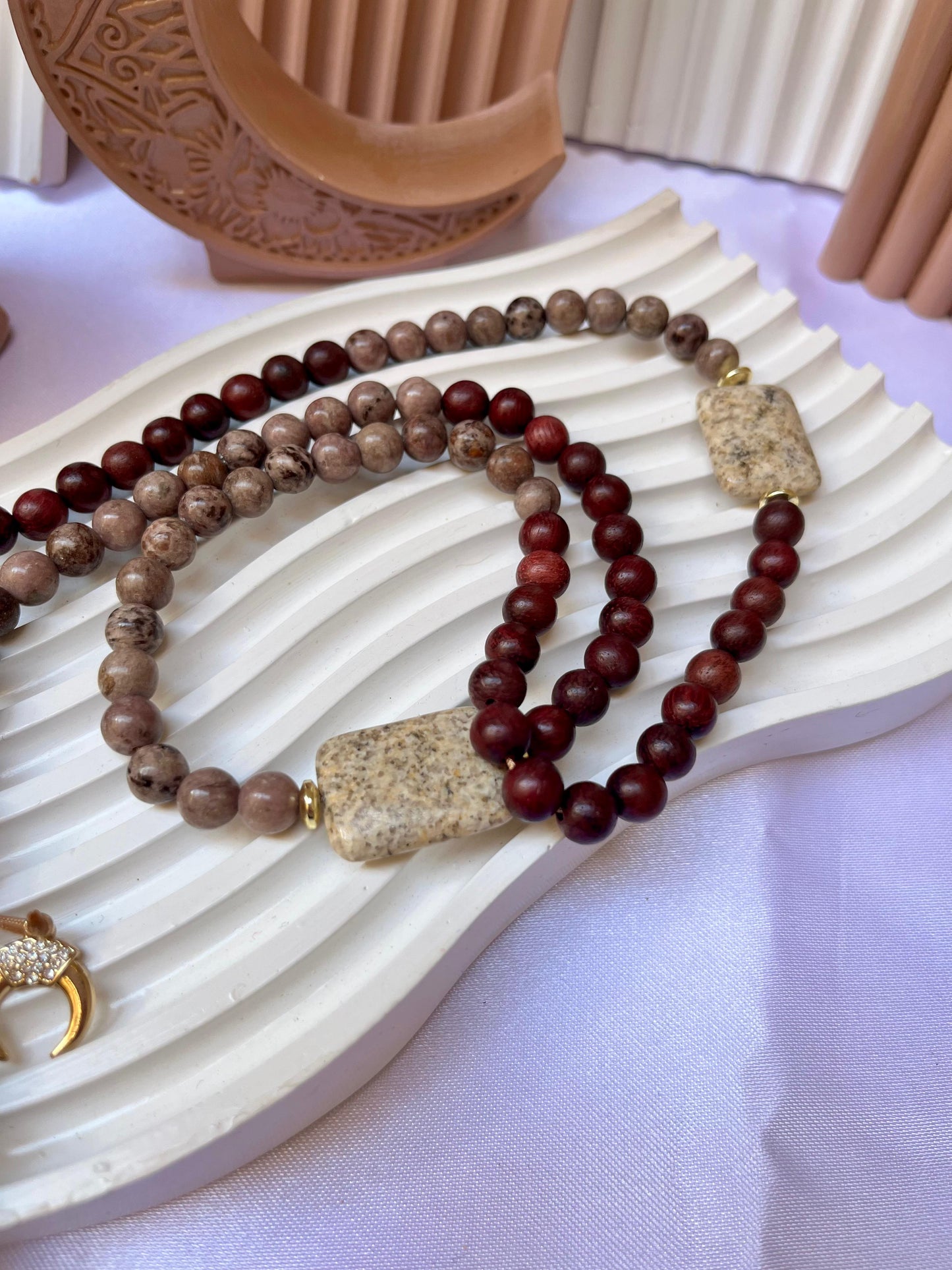 Moonlight Threads (خيوط ضوء القمر)