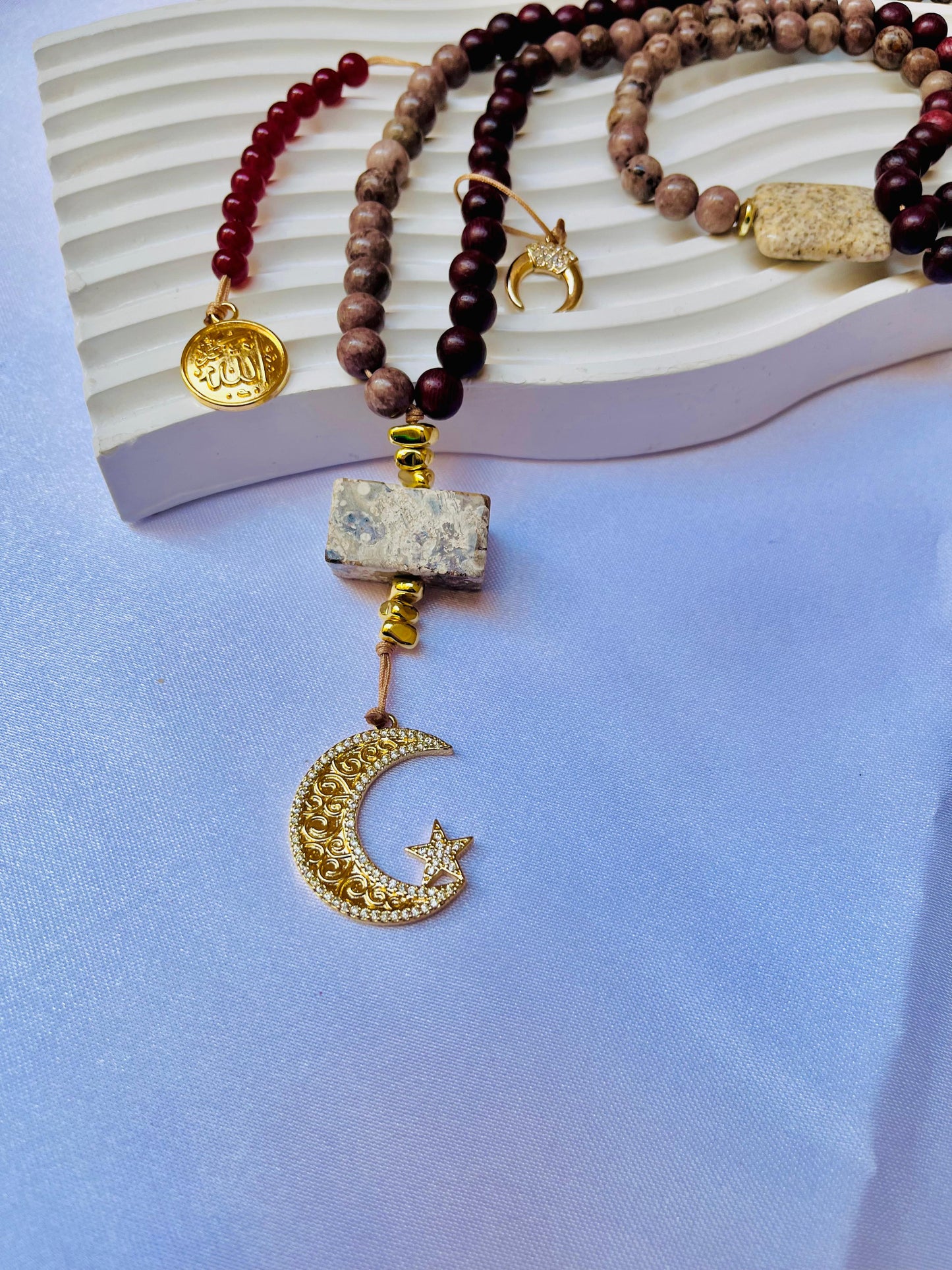 Moonlight Threads (خيوط ضوء القمر)